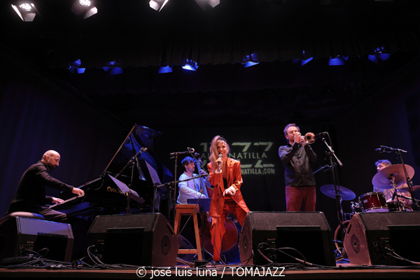 Alternatilla JazzBand versión 25.2 (9º Alternatilla Jazz Festival 2025. Teatre de Llubí, Mallorca. 2025-11-29) Por José Luis Luna Rocafort [INSTANTZZ AKA Galería fotográfica AKA Fotoblog de jazz, impro… y algo más] - Tomajazz - Alternatilla JazzBand versión 25.2 actuó en el 9º Alternatilla Jazz Festival 2025 en el Teatre de Llubí, Mallorca, el 29 de noviembre de 2025. José Luis Luna Rocafort lo retrata en INSTANTZZ. Con Leïla Duclos, Camille Bertault, Julien Alour, Fady Farah, Joan Garcías, Enric Fuster