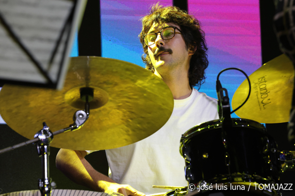 Blau Salvatge (10 Fira B! Es Gremi. Palma. 2025-11-07) Por José Luis Luna Rocafort [INSTANTZZ AKA Galería fotográfica AKA Fotoblog de jazz, impro… y algo más] - Tomajazz - Blau Salvatge actuó en 10 Fira B! en Es Gremi de Palma, el 7 de noviembre de 2025. José Luis Luna Rocafort lo retrata en INSTANTZZ. Actuaron Joan Pérez-Villegas, Zoe Gordon, Mercè Medina, Carles Medina, Felix Grandjean, Miquel Sáez, Joan Garcies, Lluís Pérez-Villegas