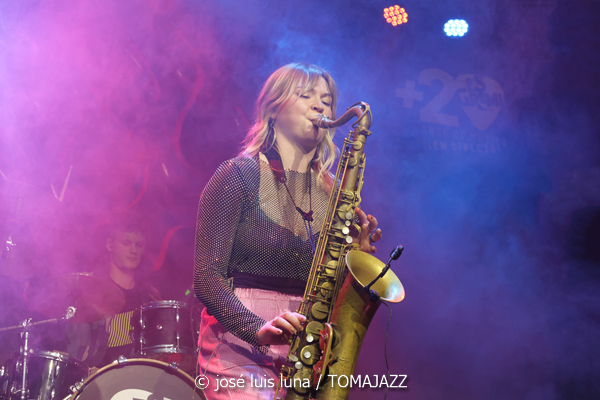 Roseye (10 Fira B! Es Gremi. Palma. 2025-11-07) Por José Luis Luna Rocafort [INSTANTZZ AKA Galería fotográfica AKA Fotoblog de jazz, impro… y algo más] - Tomajazz - Roseye actuó en 10 Fira B! en Es Gremi de Palma, el 7 de noviembre de 2025. José Luis Luna Rocafort lo retrata en INSTANTZZ. Roseye son Tallulah Rose, Julek Warszawski, Deborah Slijkhuis, Joshua Lutz, Kasparas Petkus