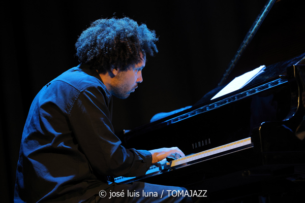 Joachim Govin Quartet (9º Alternatilla Jazz Festival 2025. Casa des Pobla, Esporles, Mallorca. 2025-11-22) Por José Luis Luna Rocafort [INSTANTZZ AKA Galería fotográfica AKA Fotoblog de jazz, impro… y algo más] - Tomajazz - Joachim Govin Quartet actuó en el 9º Alternatilla Jazz Festival 2025 en Esporles, Mallorca, el 22 de noviembre de 2025. José Luis Luna Rocafort lo retrata en INSTANTZZ. Actuaron Joachim Govin, Ben Van Galder, Tony Tixier, Gautier Garrigue