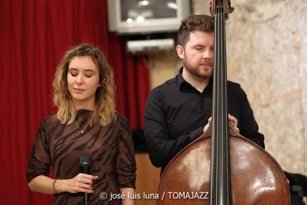 Malena Moncadas Trío (9º Alternatilla Jazz Festival 2025. Claustre des Convent, Muro, Mallorca. 2025-11-23) Por José Luis Luna Rocafort [INSTANTZZ AKA Galería fotográfica AKA Fotoblog de jazz, impro… y algo más] - Tomajazz - Malena Moncadas Trío actuó en el 9º Alternatilla Jazz Festival 2025 en Muro, Mallorca, el 23 de noviembre de 2025. José Luis Luna Rocafort lo retrata en INSTANTZZ. Actuaron Malena Moncadas, Pere Bujosa, Diego Hervalejo