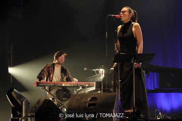 Leo & Leo (Leonor Watling & Leo Sidran) (18 Jazz Voyeur Festival 2025. Teatre Principal. Palma. 2025-12-20) Por José Luis Luna Rocafort [INSTANTZZ AKA Galería fotográfica AKA Fotoblog de jazz, impro… y algo más] - Tomajazz - Leo & Leo (Leonor Watling & Leo Sidran) actuaron en el 18 Jazz Voyeur Festival de Palma el 20 de diciembre de 2025. José Luis Luna Rocafort lo retrata en INSTANTZZ. Con Leonor Watling, Leo Sidran, Paul Sany, Max Darmon, Romain Bouiges