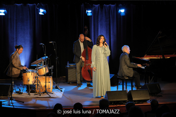 Sara Dowling & Ignasi Terraza Trío (Caixaforum Palma. 2025-11-25) Por José Luis Luna Rocafort [INSTANTZZ AKA Galería fotográfica AKA Fotoblog de jazz, impro… y algo más] - Tomajazz - Sara Dowling & Ignasi Terraza Trío actuaron en Caixaforum Palma, el 25 de noviembre de 2025. José Luis Luna Rocafort los retrata en INSTANTZZ. Actuaron Sara Dowling, Ignasi Terraza, Dario Di Lecce, Esteve Pi