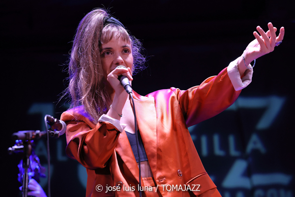 Alternatilla JazzBand versión 25.2 (9º Alternatilla Jazz Festival 2025. Teatre de Llubí, Mallorca. 2025-11-29) Por José Luis Luna Rocafort [INSTANTZZ AKA Galería fotográfica AKA Fotoblog de jazz, impro… y algo más] - Tomajazz - Alternatilla JazzBand versión 25.2 actuó en el 9º Alternatilla Jazz Festival 2025 en el Teatre de Llubí, Mallorca, el 29 de noviembre de 2025. José Luis Luna Rocafort lo retrata en INSTANTZZ. Con Leïla Duclos, Camille Bertault, Julien Alour, Fady Farah, Joan Garcías, Enric Fuster