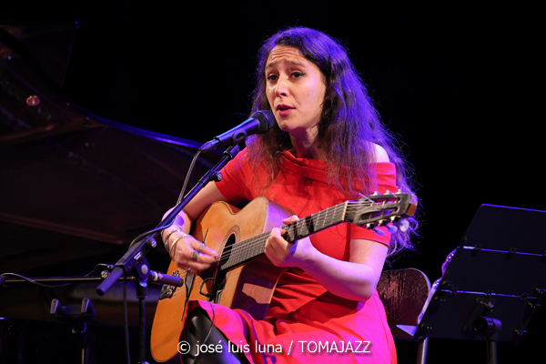 Leïla Duclos Quartet (9º Alternatilla Jazz Festival 2025. Teatre Sa Teulera, Andratx, Mallorca. 2025-11-30) Por José Luis Luna Rocafort [INSTANTZZ AKA Galería fotográfica AKA Fotoblog de jazz, impro… y algo más] - Tomajazz - Leïla Duclos Quartet actuó en el 9º Alternatilla Jazz Festival 2025 en Andratx, Mallorca, el 30 de noviembre de 2025. José Luis Luna Rocafort lo retrata en INSTANTZZ. Actuaron Leïla Duclos, Leandro Aconcha, Gilles Coquard, Jean-Marc Robin
