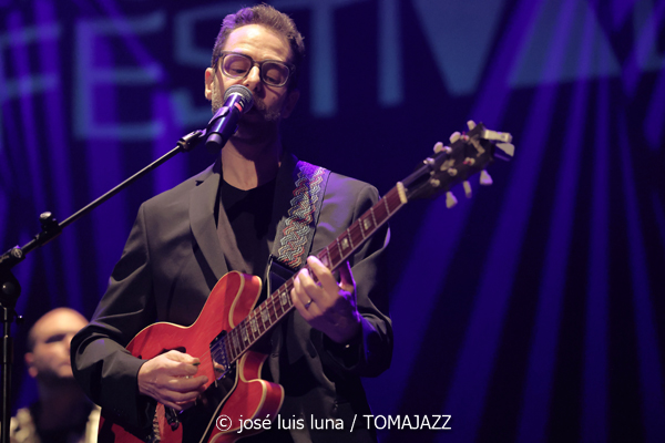 Leo & Leo (Leonor Watling & Leo Sidran) (18 Jazz Voyeur Festival 2025. Teatre Principal. Palma. 2025-12-20) Por José Luis Luna Rocafort [INSTANTZZ AKA Galería fotográfica AKA Fotoblog de jazz, impro… y algo más] - Tomajazz - Leo & Leo (Leonor Watling & Leo Sidran) actuaron en el 18 Jazz Voyeur Festival de Palma el 20 de diciembre de 2025. José Luis Luna Rocafort lo retrata en INSTANTZZ. Con Leonor Watling, Leo Sidran, Paul Sany, Max Darmon, Romain Bouiges