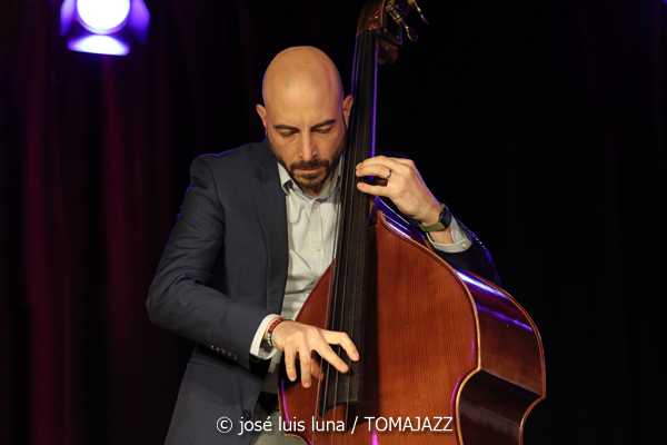 Sara Dowling & Ignasi Terraza Trío (Caixaforum Palma. 2025-11-25) Por José Luis Luna Rocafort [INSTANTZZ AKA Galería fotográfica AKA Fotoblog de jazz, impro… y algo más] - Tomajazz - Sara Dowling & Ignasi Terraza Trío actuaron en Caixaforum Palma, el 25 de noviembre de 2025. José Luis Luna Rocafort los retrata en INSTANTZZ. Actuaron Sara Dowling, Ignasi Terraza, Dario Di Lecce, Esteve Pi