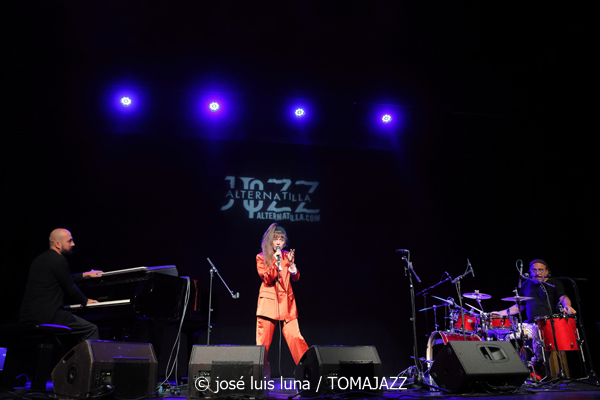 Camille Bertault Quartet (9º Alternatilla Jazz Festival 2025. Espai 36. Sant Llorenç des Cardassar, Mallorca. 2025-11-23) Por José Luis Luna Rocafort [INSTANTZZ AKA Galería fotográfica AKA Fotoblog de jazz, impro… y algo más] - Tomajazz - Camille Bertault Quartet actuó en el 9º Alternatilla Jazz Festival en Sant Llorenç des Cardassar, Mallorca, el 23 de noviembre de 2025. José Luis Luna Rocafort lo retrata en INSTANTZZ. Actuaron Camille Bertault, Julien Alour, Fady Farah, Minino Garay