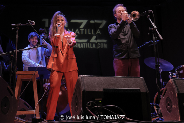 Alternatilla JazzBand versión 25.2 (9º Alternatilla Jazz Festival 2025. Teatre de Llubí, Mallorca. 2025-11-29) Por José Luis Luna Rocafort [INSTANTZZ AKA Galería fotográfica AKA Fotoblog de jazz, impro… y algo más] - Tomajazz - Alternatilla JazzBand versión 25.2 actuó en el 9º Alternatilla Jazz Festival 2025 en el Teatre de Llubí, Mallorca, el 29 de noviembre de 2025. José Luis Luna Rocafort lo retrata en INSTANTZZ. Con Leïla Duclos, Camille Bertault, Julien Alour, Fady Farah, Joan Garcías, Enric Fuster