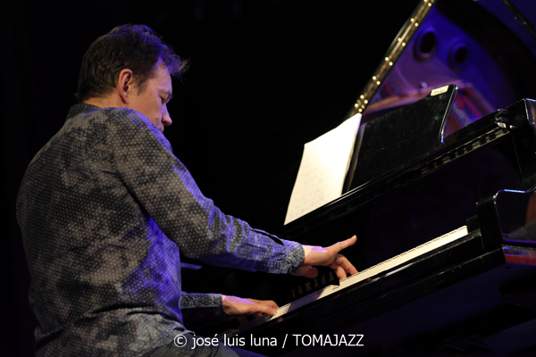 Leïla Duclos Quartet (9º Alternatilla Jazz Festival 2025. Teatre Sa Teulera, Andratx, Mallorca. 2025-11-30) Por José Luis Luna Rocafort [INSTANTZZ AKA Galería fotográfica AKA Fotoblog de jazz, impro… y algo más] - Tomajazz - Leïla Duclos Quartet actuó en el 9º Alternatilla Jazz Festival 2025 en Andratx, Mallorca, el 30 de noviembre de 2025. José Luis Luna Rocafort lo retrata en INSTANTZZ. Actuaron Leïla Duclos, Leandro Aconcha, Gilles Coquard, Jean-Marc Robin