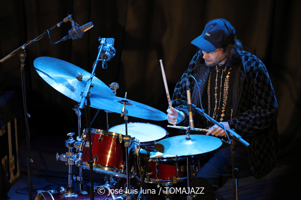Joachim Govin Quartet (9º Alternatilla Jazz Festival 2025. Casa des Pobla, Esporles, Mallorca. 2025-11-22) Por José Luis Luna Rocafort [INSTANTZZ AKA Galería fotográfica AKA Fotoblog de jazz, impro… y algo más] - Tomajazz - Joachim Govin Quartet actuó en el 9º Alternatilla Jazz Festival 2025 en Esporles, Mallorca, el 22 de noviembre de 2025. José Luis Luna Rocafort lo retrata en INSTANTZZ. Actuaron Joachim Govin, Ben Van Galder, Tony Tixier, Gautier Garrigue