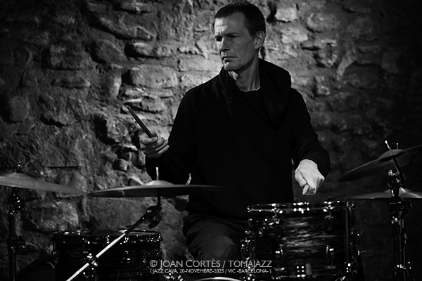 Samuel Blaser, Marc Ducret & Peter Bruun (Jazz Cava, 2025-11-20 / Vic -Barcelona-) Por Joan Cortès [INSTANTZZ AKA Galería fotográfica AKA Fotoblog de jazz, impro… y algo más] - Tomajazz - Samuel Blaser, Marc Ducret & Peter Bruun actuaron en la Jazz Cava de Vic, el 20 e noviembre de 2025. Joan Cortès lo retrata en INSTANTZZ