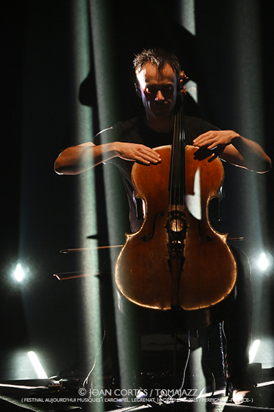 Gaspar Claus “Simple Music for Difficult Times” (Festival Aujourd’hui Musiques / L’Archipel, 2025-11-16. Perpignan -France-) Por Joan Cortès [INSTANTZZ AKA Galería fotográfica AKA Fotoblog de jazz, impro… y algo más] - Tomajazz - Gaspar Claus “Simple Music for Difficult Times” actuó en Festival Aujourd’hui Musiques en L’Archipel, Perpignan -France-, el 16 de novi2025-11-16. ) Por Joan Cortès [INSTANTZZ AKA
