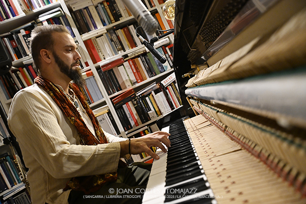 Jorge Quesada & Albert Pintor (Sangarra / Llibreria Strogoff, 2025-11-15 / La Garriga -Barcelona-) Por Joan Cortès [INSTANTZZ AKA Galería fotográfica AKA Fotoblog de jazz, impro… y algo más] - Tomajazz - Jorge Quesada & Albert Pintor actuaron en Llibreria Strogoff, La Garriga -Barcelona-, el 15 de noviembre de 2025. Joan Cortès lo retrata en INSTANTZZ. Con