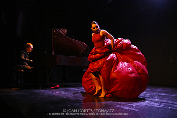 Paula Comitre & Orlando Bass “Aprés vous madame” (El Dorado sfb / Centre Cívic Parc Sandaru , 2025-11-13 / Barcelona) Por Joan Cortès [Flamencuras AKA INSTANTZZ AKA Galería fotográfica AKA Fotoblog de jazz, impro… y algo más] - Tomajazz - Paula Comitre & Orlando Bass “Aprés vous madame” actuaron en El Dorado sfb de Barcelona, el 13 de noviembre de 2025. Joan Cortès los retrata en las Flamencuras de INSTANTZZ