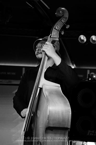 Paul Cornish Trio “You’re Exaggerating!” (57è Festival de Jazz de Barcelona / Jamboree, 2025-11-24 / Barcelona) [04] Por Joan Cortès [INSTANTZZ AKA Galería fotográfica AKA Fotoblog de jazz, impro… y algo más] - Tomajazz - Paul Cornish Trio “You’re Exaggerating!” actuó en el 57è Festival de Jazz de Barcelona, en Jamboree, el 24 de noviembre de 2025. Joan Cortès lo retrata en INSTANTZZ. Actuaron Paul Cornish, Jermaine Paul, Jonathan Pinson 