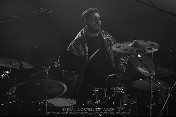 Tigran Hamasyan “Manifeste” (Festival de Jazz de Barcelona / Paral•lel 62, 2025-11-10. Barcelona) Por Joan Cortès [INSTANTZZ AKA Galería fotográfica AKA Fotoblog de jazz, impro… y algo más] - Tomajazz - Tigran Hamasyan “Manifeste” actuó en el 57 Festival de Jazz de Barcelona 2025 en Paral•lel 62, el 10 de noviembre de 2025. Joan Cortès lo retrata. Actuaron Tigran Hamasyan, Yessaï Karapetian, Marc Karapetian, Arman Mnatsakanyan 