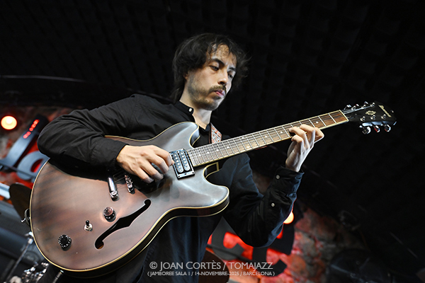 Eddie Mejía 4t “Paréntesis del Miedo” (Jamboree -sala 1-, 2025-11-14 / Barcelona) Por Joan Cortès [INSTANTZZ AKA Galería fotográfica AKA Fotoblog de jazz, impro… y algo más] - Tomajazz - Eddie Mejía 4t presentó “Paréntesis del Miedo” en Jamboree, Barcelona, el 14 de noviembre de 2025. Joan Cortès lo retrata en INSTANTZZ. Actuaron Eddie Mejía, Bill McHenry, Masa Kamaguchi, Ramon Prats, Magda Garre 
