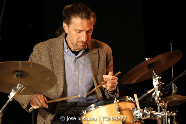 Sara Dowling & Ignasi Terraza Trío (Caixaforum Palma. 2025-11-25) Por José Luis Luna Rocafort [INSTANTZZ AKA Galería fotográfica AKA Fotoblog de jazz, impro… y algo más] - Tomajazz - Sara Dowling & Ignasi Terraza Trío actuaron en Caixaforum Palma, el 25 de noviembre de 2025. José Luis Luna Rocafort los retrata en INSTANTZZ. Actuaron Sara Dowling, Ignasi Terraza, Dario Di Lecce, Esteve Pi