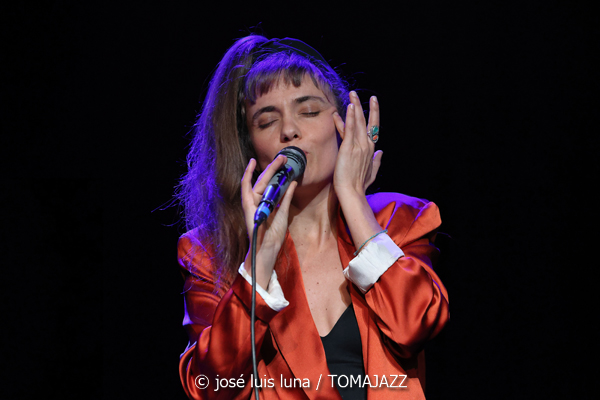 Camille Bertault Quartet (9º Alternatilla Jazz Festival 2025. Espai 36. Sant Llorenç des Cardassar, Mallorca. 2025-11-23) Por José Luis Luna Rocafort [INSTANTZZ AKA Galería fotográfica AKA Fotoblog de jazz, impro… y algo más] - Tomajazz - Camille Bertault Quartet actuó en el 9º Alternatilla Jazz Festival en Sant Llorenç des Cardassar, Mallorca, el 23 de noviembre de 2025. José Luis Luna Rocafort lo retrata en INSTANTZZ. Actuaron Camille Bertault, Julien Alour, Fady Farah, Minino Garay