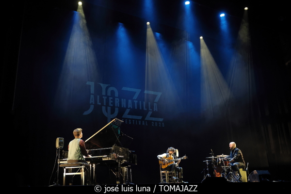 Chicuelo & Marco Mezquida (9º Alternatilla Jazz Festival 2025. Teatre Principal de Palma. 2025-12-03) Por José Luis Luna Rocafort [INSTANTZZ AKA Galería fotográfica AKA Fotoblog de jazz, impro… y algo más] - Tomajazz - Chicuelo & Marco Mezquida actuaron en el 9º Alternatilla Jazz Festival en el Teatre Principal de Palma, el 3 de diciembre de 2025. José Luis Luna Rocafort lo retrata en INSTANTZZ. Con Chicuelo, Marco