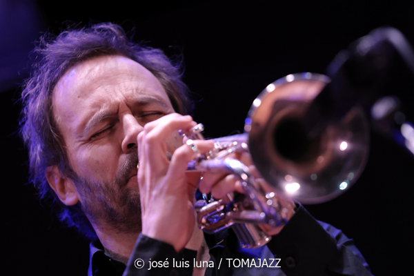 Alternatilla JazzBand versión 25.2 (9º Alternatilla Jazz Festival 2025. Teatre de Llubí, Mallorca. 2025-11-29) Por José Luis Luna Rocafort [INSTANTZZ AKA Galería fotográfica AKA Fotoblog de jazz, impro… y algo más] - Tomajazz - Alternatilla JazzBand versión 25.2 actuó en el 9º Alternatilla Jazz Festival 2025 en el Teatre de Llubí, Mallorca, el 29 de noviembre de 2025. José Luis Luna Rocafort lo retrata en INSTANTZZ. Con Leïla Duclos, Camille Bertault, Julien Alour, Fady Farah, Joan Garcías, Enric Fuster