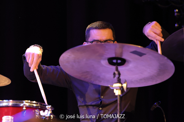 Leïla Duclos Quartet (9º Alternatilla Jazz Festival 2025. Teatre Sa Teulera, Andratx, Mallorca. 2025-11-30) Por José Luis Luna Rocafort [INSTANTZZ AKA Galería fotográfica AKA Fotoblog de jazz, impro… y algo más] - Tomajazz - Leïla Duclos Quartet actuó en el 9º Alternatilla Jazz Festival 2025 en Andratx, Mallorca, el 30 de noviembre de 2025. José Luis Luna Rocafort lo retrata en INSTANTZZ. Actuaron Leïla Duclos, Leandro Aconcha, Gilles Coquard, Jean-Marc Robin