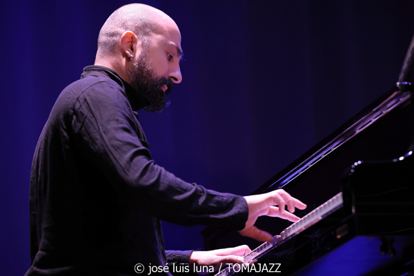 Alternatilla JazzBand versión 25.2 (9º Alternatilla Jazz Festival 2025. Teatre de Llubí, Mallorca. 2025-11-29) Por José Luis Luna Rocafort [INSTANTZZ AKA Galería fotográfica AKA Fotoblog de jazz, impro… y algo más] - Tomajazz - Alternatilla JazzBand versión 25.2 actuó en el 9º Alternatilla Jazz Festival 2025 en el Teatre de Llubí, Mallorca, el 29 de noviembre de 2025. José Luis Luna Rocafort lo retrata en INSTANTZZ. Con Leïla Duclos, Camille Bertault, Julien Alour, Fady Farah, Joan Garcías, Enric Fuster