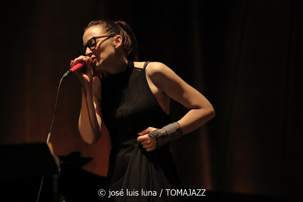 Leo & Leo (Leonor Watling & Leo Sidran) (18 Jazz Voyeur Festival 2025. Teatre Principal. Palma. 2025-12-20) Por José Luis Luna Rocafort [INSTANTZZ AKA Galería fotográfica AKA Fotoblog de jazz, impro… y algo más] - Tomajazz - Leo & Leo (Leonor Watling & Leo Sidran) actuaron en el 18 Jazz Voyeur Festival de Palma el 20 de diciembre de 2025. José Luis Luna Rocafort lo retrata en INSTANTZZ. Con Leonor Watling, Leo Sidran, Paul Sany, Max Darmon, Romain Bouiges