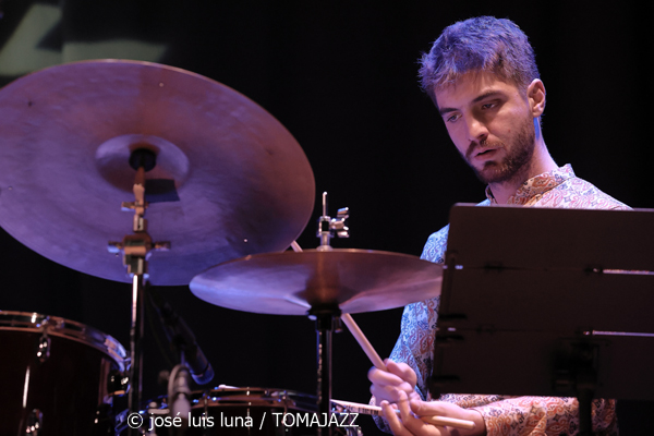 Alternatilla JazzBand versión 25.2 (9º Alternatilla Jazz Festival 2025. Teatre de Llubí, Mallorca. 2025-11-29) Por José Luis Luna Rocafort [INSTANTZZ AKA Galería fotográfica AKA Fotoblog de jazz, impro… y algo más] - Tomajazz - Alternatilla JazzBand versión 25.2 actuó en el 9º Alternatilla Jazz Festival 2025 en el Teatre de Llubí, Mallorca, el 29 de noviembre de 2025. José Luis Luna Rocafort lo retrata en INSTANTZZ. Con Leïla Duclos, Camille Bertault, Julien Alour, Fady Farah, Joan Garcías, Enric Fuster