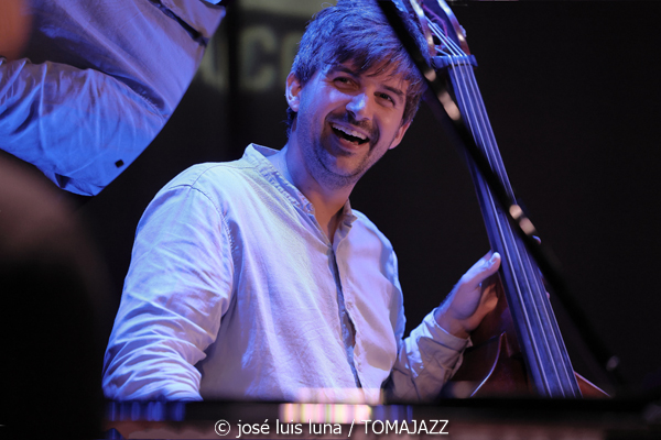 Alternatilla JazzBand versión 25.2 (9º Alternatilla Jazz Festival 2025. Teatre de Llubí, Mallorca. 2025-11-29) Por José Luis Luna Rocafort [INSTANTZZ AKA Galería fotográfica AKA Fotoblog de jazz, impro… y algo más] - Tomajazz - Alternatilla JazzBand versión 25.2 actuó en el 9º Alternatilla Jazz Festival 2025 en el Teatre de Llubí, Mallorca, el 29 de noviembre de 2025. José Luis Luna Rocafort lo retrata en INSTANTZZ. Con Leïla Duclos, Camille Bertault, Julien Alour, Fady Farah, Joan Garcías, Enric Fuster