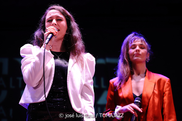 Alternatilla JazzBand versión 25.2 (9º Alternatilla Jazz Festival 2025. Teatre de Llubí, Mallorca. 2025-11-29) Por José Luis Luna Rocafort [INSTANTZZ AKA Galería fotográfica AKA Fotoblog de jazz, impro… y algo más] - Tomajazz - Alternatilla JazzBand versión 25.2 actuó en el 9º Alternatilla Jazz Festival 2025 en el Teatre de Llubí, Mallorca, el 29 de noviembre de 2025. José Luis Luna Rocafort lo retrata en INSTANTZZ. Con Leïla Duclos, Camille Bertault, Julien Alour, Fady Farah, Joan Garcías, Enric Fuster