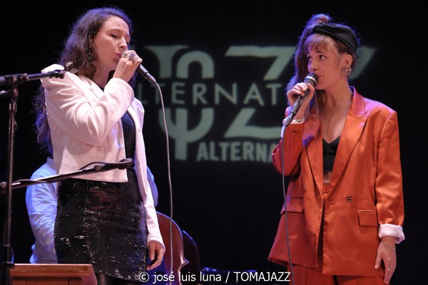 Alternatilla JazzBand versión 25.2 (9º Alternatilla Jazz Festival 2025. Teatre de Llubí, Mallorca. 2025-11-29) Por José Luis Luna Rocafort [INSTANTZZ AKA Galería fotográfica AKA Fotoblog de jazz, impro… y algo más] - Tomajazz - Alternatilla JazzBand versión 25.2 actuó en el 9º Alternatilla Jazz Festival 2025 en el Teatre de Llubí, Mallorca, el 29 de noviembre de 2025. José Luis Luna Rocafort lo retrata en INSTANTZZ. Con Leïla Duclos, Camille Bertault, Julien Alour, Fady Farah, Joan Garcías, Enric Fuster