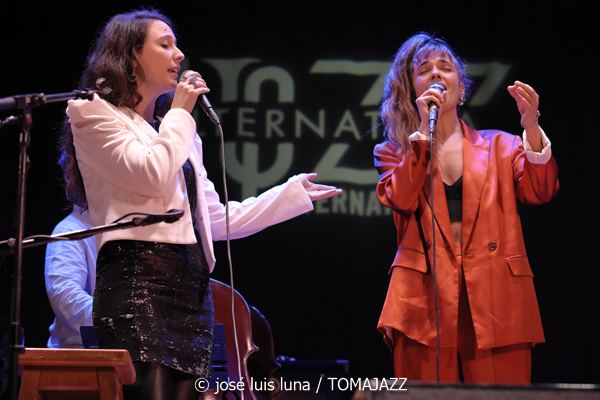 Alternatilla JazzBand versión 25.2 (9º Alternatilla Jazz Festival 2025. Teatre de Llubí, Mallorca. 2025-11-29) Por José Luis Luna Rocafort [INSTANTZZ AKA Galería fotográfica AKA Fotoblog de jazz, impro… y algo más] - Tomajazz - Alternatilla JazzBand versión 25.2 actuó en el 9º Alternatilla Jazz Festival 2025 en el Teatre de Llubí, Mallorca, el 29 de noviembre de 2025. José Luis Luna Rocafort lo retrata en INSTANTZZ. Con Leïla Duclos, Camille Bertault, Julien Alour, Fady Farah, Joan Garcías, Enric Fuster