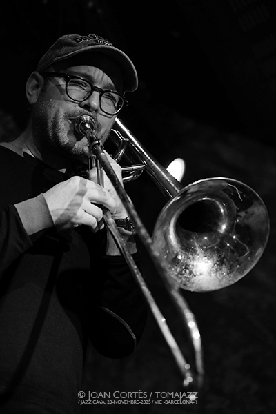 Samuel Blaser, Marc Ducret & Peter Bruun (Jazz Cava, 2025-11-20 / Vic -Barcelona-) Por Joan Cortès [INSTANTZZ AKA Galería fotográfica AKA Fotoblog de jazz, impro… y algo más] - Tomajazz - Samuel Blaser, Marc Ducret & Peter Bruun actuaron en la Jazz Cava de Vic, el 20 e noviembre de 2025. Joan Cortès lo retrata en INSTANTZZ