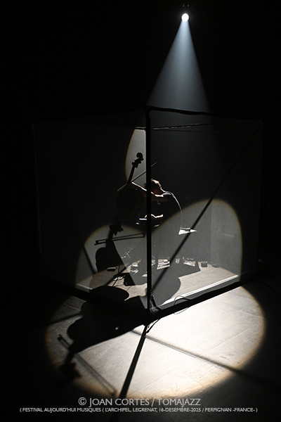 Gaspar Claus “Simple Music for Difficult Times” (Festival Aujourd’hui Musiques / L’Archipel, 2025-11-16. Perpignan -France-) Por Joan Cortès [INSTANTZZ AKA Galería fotográfica AKA Fotoblog de jazz, impro… y algo más] - Tomajazz - Gaspar Claus “Simple Music for Difficult Times” actuó en Festival Aujourd’hui Musiques en L’Archipel, Perpignan -France-, el 16 de novi2025-11-16. ) Por Joan Cortès [INSTANTZZ AKA