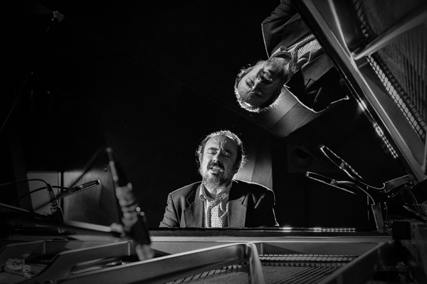 Federico Lechner - Chema Saiz "Satie for two" (Sinetiq. Música sin etiquetas. CentroCentro, Madrid. 2025-12-04) Por Sergio Cabanillas [INSTANTZZ AKA Galería fotográfica AKA Fotoblog de jazz, impro… y algo más] - Tomajazz - Federico Lechner - Chema Saiz "Satie for two" actuaron en el ciclo Sinetiq. Música sin etiquetas, en CentroCentro, Madrid, el 4 de diciembre de 2025. Sergio Cabanillas lo fotografía en INSTANTZZ