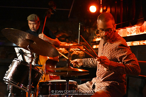 Eddie Mejía 4t “Paréntesis del Miedo” (Jamboree -sala 1-, 2025-11-14 / Barcelona) Por Joan Cortès [INSTANTZZ AKA Galería fotográfica AKA Fotoblog de jazz, impro… y algo más] - Tomajazz - Eddie Mejía 4t presentó “Paréntesis del Miedo” en Jamboree, Barcelona, el 14 de noviembre de 2025. Joan Cortès lo retrata en INSTANTZZ. Actuaron Eddie Mejía, Bill McHenry, Masa Kamaguchi, Ramon Prats, Magda Garre 
