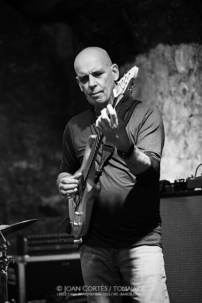 Samuel Blaser, Marc Ducret & Peter Bruun (Jazz Cava, 2025-11-20 / Vic -Barcelona-) Por Joan Cortès [INSTANTZZ AKA Galería fotográfica AKA Fotoblog de jazz, impro… y algo más] - Tomajazz - Samuel Blaser, Marc Ducret & Peter Bruun actuaron en la Jazz Cava de Vic, el 20 e noviembre de 2025. Joan Cortès lo retrata en INSTANTZZ