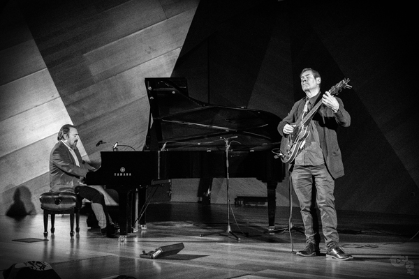 Federico Lechner - Chema Saiz "Satie for two" (Sinetiq. Música sin etiquetas. CentroCentro, Madrid. 2025-12-04) Por Sergio Cabanillas [INSTANTZZ AKA Galería fotográfica AKA Fotoblog de jazz, impro… y algo más] - Tomajazz - Federico Lechner - Chema Saiz "Satie for two" actuaron en el ciclo Sinetiq. Música sin etiquetas, en CentroCentro, Madrid, el 4 de diciembre de 2025. Sergio Cabanillas lo fotografía en INSTANTZZ