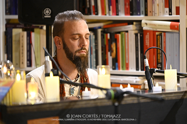 Jorge Quesada & Albert Pintor (Sangarra / Llibreria Strogoff, 2025-11-15 / La Garriga -Barcelona-) Por Joan Cortès [INSTANTZZ AKA Galería fotográfica AKA Fotoblog de jazz, impro… y algo más] - Tomajazz - Jorge Quesada & Albert Pintor actuaron en Llibreria Strogoff, La Garriga -Barcelona-, el 15 de noviembre de 2025. Joan Cortès lo retrata en INSTANTZZ. Con