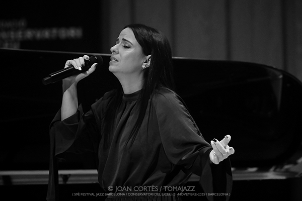 Lina & Marco Mezquida “O Fado” (59è Festival de Jazz de Barcelona / Conservatori del Liceu, 2025-11-21 / Barcelona) [03] Por Joan Cortès [INSTANTZZ AKA Galería fotográfica AKA Fotoblog de jazz, impro… y algo más] - Tomajazz - Lina & Marco Mezquida “O Fado” actuaron en el 59è Festival de Jazz de Barcelona, el 21 de noviembre de 2025. Joan Cortès lo retrata en INSTANTZZ