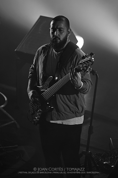 Tigran Hamasyan “Manifeste” (Festival de Jazz de Barcelona / Paral•lel 62, 2025-11-10. Barcelona) Por Joan Cortès [INSTANTZZ AKA Galería fotográfica AKA Fotoblog de jazz, impro… y algo más] - Tomajazz - Tigran Hamasyan “Manifeste” actuó en el 57 Festival de Jazz de Barcelona 2025 en Paral•lel 62, el 10 de noviembre de 2025. Joan Cortès lo retrata. Actuaron Tigran Hamasyan, Yessaï Karapetian, Marc Karapetian, Arman Mnatsakanyan 