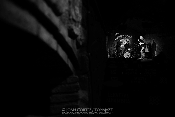 Samuel Blaser, Marc Ducret & Peter Bruun (Jazz Cava, 2025-11-20 / Vic -Barcelona-) Por Joan Cortès [INSTANTZZ AKA Galería fotográfica AKA Fotoblog de jazz, impro… y algo más] - Tomajazz - Samuel Blaser, Marc Ducret & Peter Bruun actuaron en la Jazz Cava de Vic, el 20 e noviembre de 2025. Joan Cortès lo retrata en INSTANTZZ