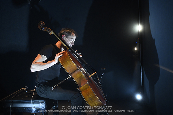 Gaspar Claus “Simple Music for Difficult Times” (Festival Aujourd’hui Musiques / L’Archipel, 2025-11-16. Perpignan -France-) Por Joan Cortès [INSTANTZZ AKA Galería fotográfica AKA Fotoblog de jazz, impro… y algo más] - Tomajazz - Gaspar Claus “Simple Music for Difficult Times” actuó en Festival Aujourd’hui Musiques en L’Archipel, Perpignan -France-, el 16 de novi2025-11-16. ) Por Joan Cortès [INSTANTZZ AKA