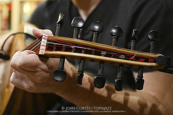 Jorge Quesada & Albert Pintor (Sangarra / Llibreria Strogoff, 2025-11-15 / La Garriga -Barcelona-) Por Joan Cortès [INSTANTZZ AKA Galería fotográfica AKA Fotoblog de jazz, impro… y algo más] - Tomajazz - Jorge Quesada & Albert Pintor actuaron en Llibreria Strogoff, La Garriga -Barcelona-, el 15 de noviembre de 2025. Joan Cortès lo retrata en INSTANTZZ. Con