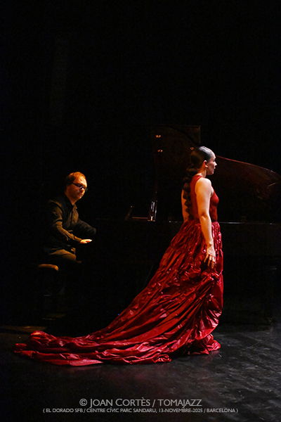 Paula Comitre & Orlando Bass “Aprés vous madame” (El Dorado sfb / Centre Cívic Parc Sandaru , 2025-11-13 / Barcelona) Por Joan Cortès [Flamencuras AKA INSTANTZZ AKA Galería fotográfica AKA Fotoblog de jazz, impro… y algo más] - Tomajazz - Paula Comitre & Orlando Bass “Aprés vous madame” actuaron en El Dorado sfb de Barcelona, el 13 de noviembre de 2025. Joan Cortès los retrata en las Flamencuras de INSTANTZZ