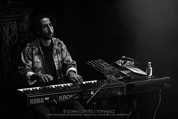 Tigran Hamasyan “Manifeste” (Festival de Jazz de Barcelona / Paral•lel 62, 2025-11-10. Barcelona) Por Joan Cortès [INSTANTZZ AKA Galería fotográfica AKA Fotoblog de jazz, impro… y algo más] - Tomajazz - Tigran Hamasyan “Manifeste” actuó en el 57 Festival de Jazz de Barcelona 2025 en Paral•lel 62, el 10 de noviembre de 2025. Joan Cortès lo retrata. Actuaron Tigran Hamasyan, Yessaï Karapetian, Marc Karapetian, Arman Mnatsakanyan 