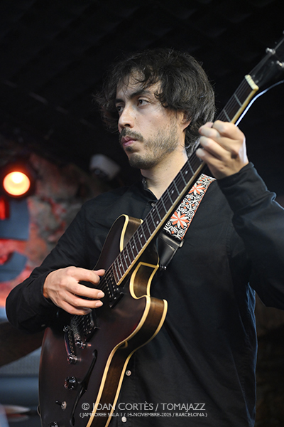 Eddie Mejía 4t “Paréntesis del Miedo” (Jamboree -sala 1-, 2025-11-14 / Barcelona) Por Joan Cortès [INSTANTZZ AKA Galería fotográfica AKA Fotoblog de jazz, impro… y algo más] - Tomajazz - Eddie Mejía 4t presentó “Paréntesis del Miedo” en Jamboree, Barcelona, el 14 de noviembre de 2025. Joan Cortès lo retrata en INSTANTZZ. Actuaron Eddie Mejía, Bill McHenry, Masa Kamaguchi, Ramon Prats, Magda Garre 