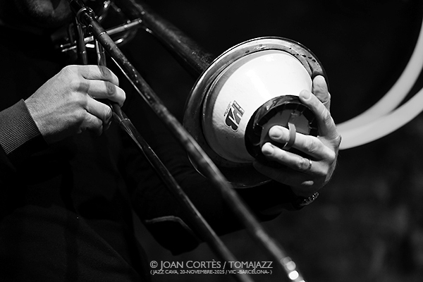 Samuel Blaser, Marc Ducret & Peter Bruun (Jazz Cava, 2025-11-20 / Vic -Barcelona-) Por Joan Cortès [INSTANTZZ AKA Galería fotográfica AKA Fotoblog de jazz, impro… y algo más] - Tomajazz - Samuel Blaser, Marc Ducret & Peter Bruun actuaron en la Jazz Cava de Vic, el 20 e noviembre de 2025. Joan Cortès lo retrata en INSTANTZZ
